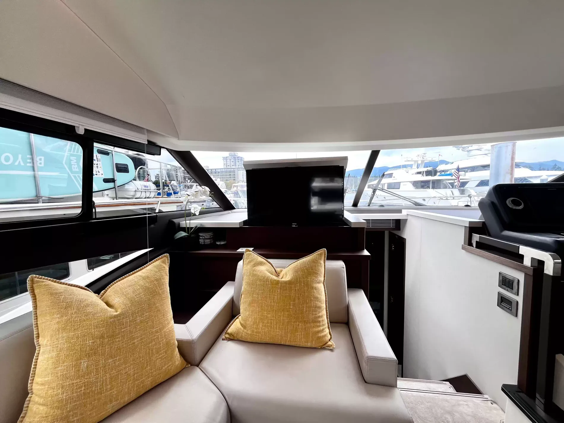 Pre-Owned 2021 Prestige yachts 520 Fly for Sale | Vancouver, BC | M&P Yacht Centre | 6a89202d2ef704f9af004a81