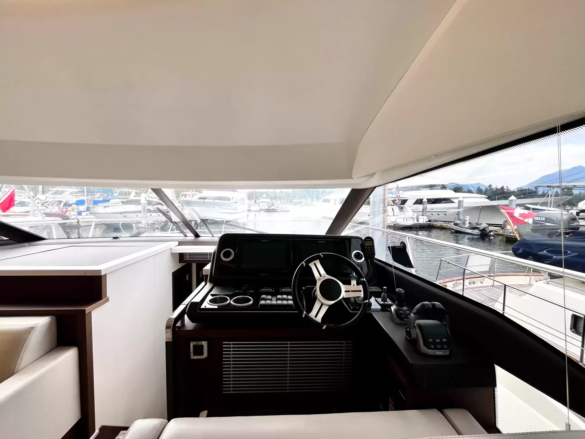 Pre-Owned 2021 Prestige yachts 520 Fly for Sale | Vancouver, BC | M&P Yacht Centre | 6a89202d2ef704f9af004a81
