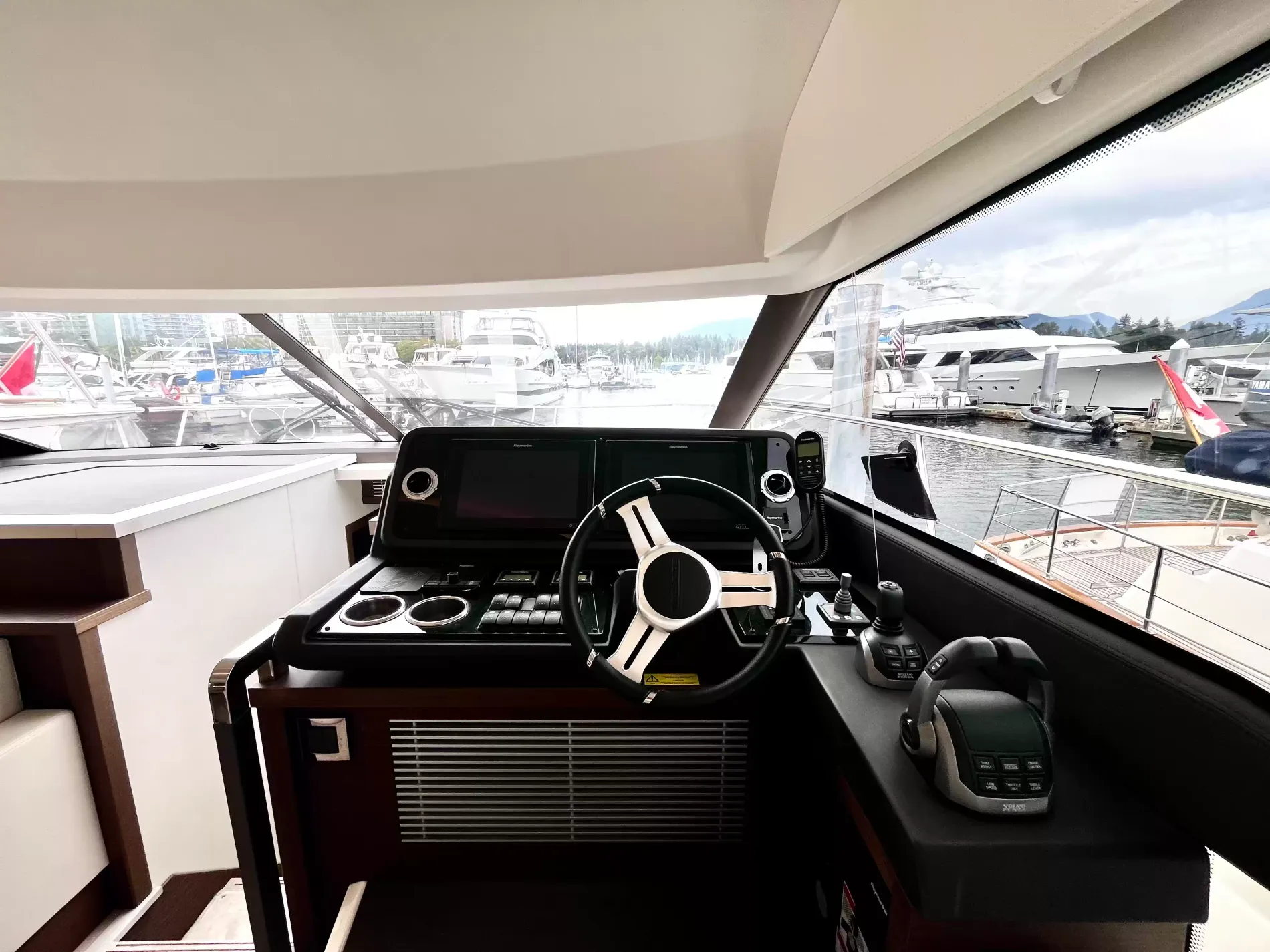 Pre-Owned 2021 Prestige yachts 520 Fly for Sale | Vancouver, BC | M&P Yacht Centre | 6a89202d2ef704f9af004a81