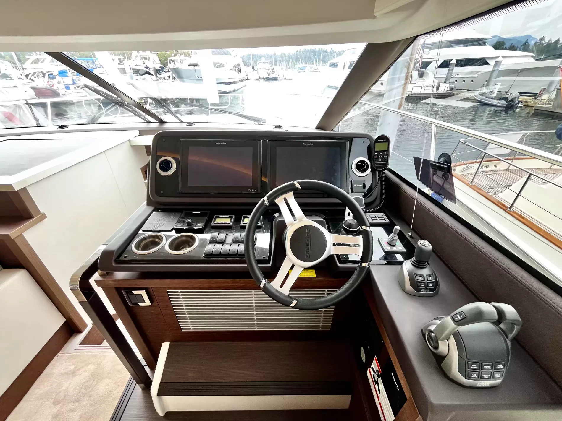 Pre-Owned 2021 Prestige yachts 520 Fly for Sale | Vancouver, BC | M&P Yacht Centre | 6a89202d2ef704f9af004a81