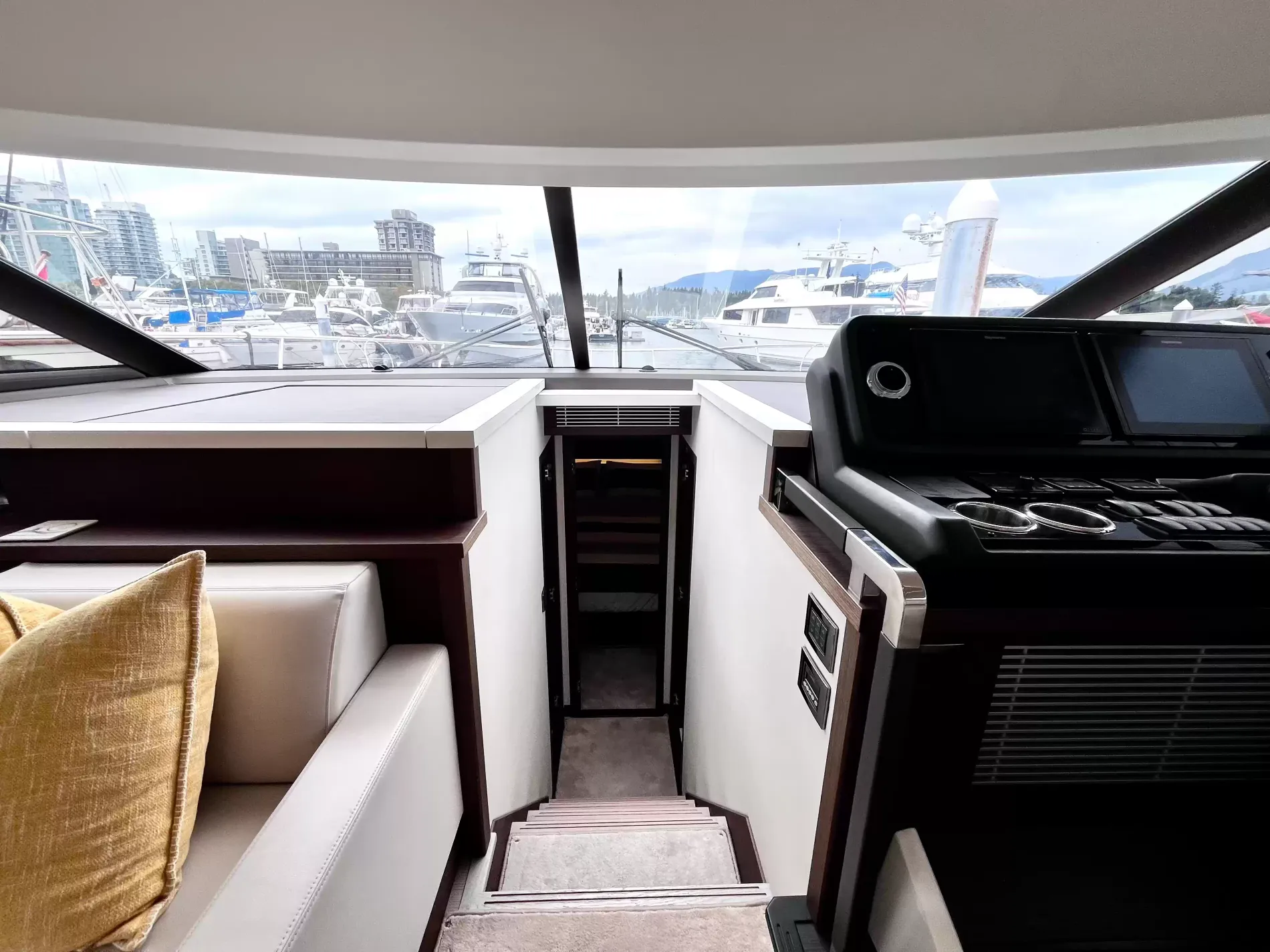 Pre-Owned 2021 Prestige yachts 520 Fly for Sale | Vancouver, BC | M&P Yacht Centre | 6a89202d2ef704f9af004a81