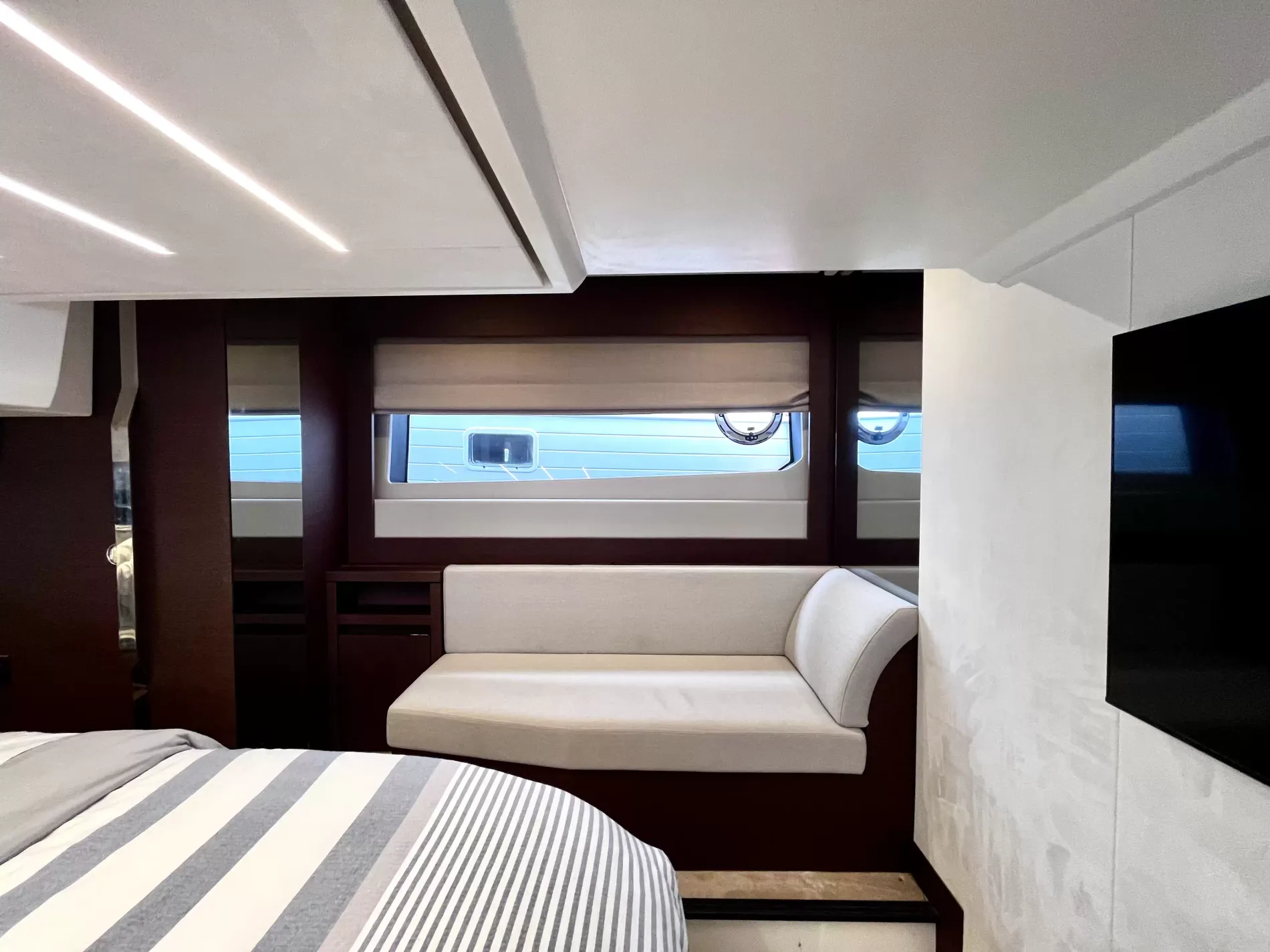 Pre-Owned 2021 Prestige yachts 520 Fly for Sale | Vancouver, BC | M&P Yacht Centre | 6a89202d2ef704f9af004a81