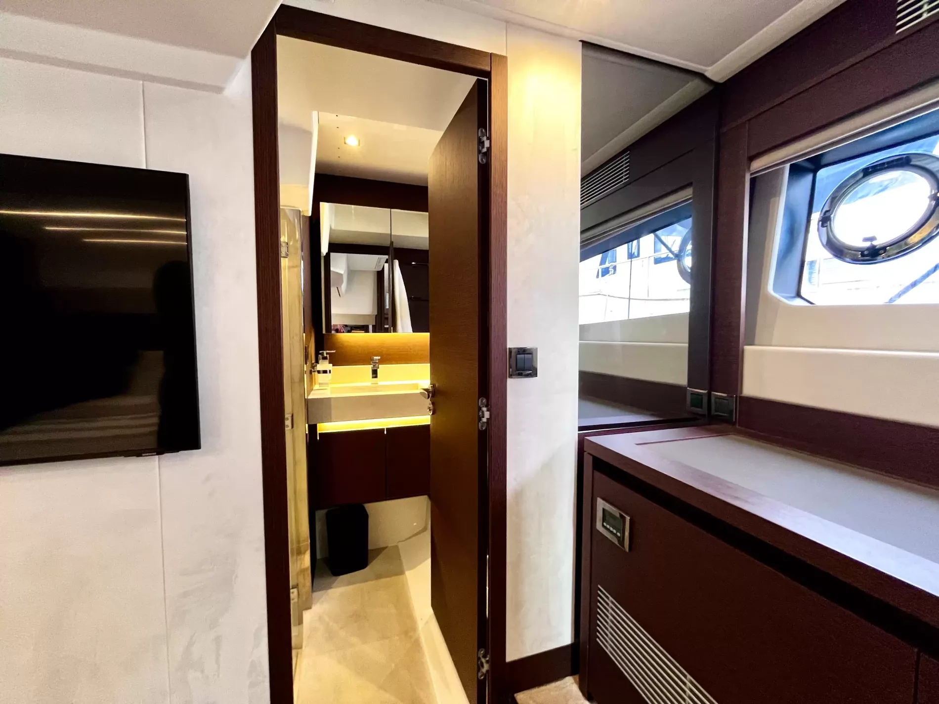 Pre-Owned 2021 Prestige yachts 520 Fly for Sale | Vancouver, BC | M&P Yacht Centre | 6a89202d2ef704f9af004a81