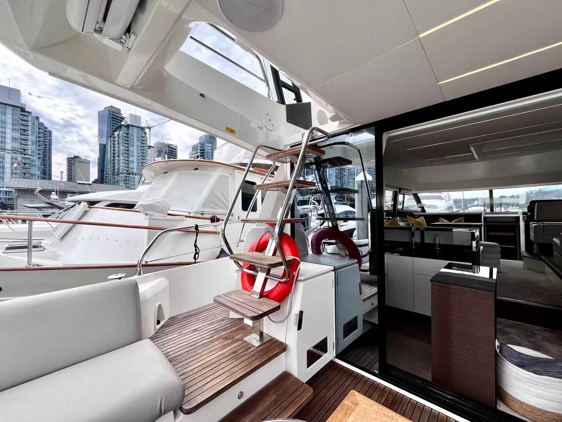 Pre-Owned 2021 Prestige yachts 520 Fly for Sale | Vancouver, BC | M&P Yacht Centre | 6a89202d2ef704f9af004a81