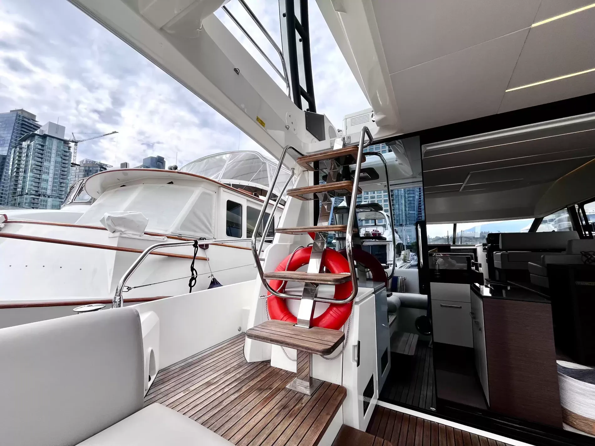 Pre-Owned 2021 Prestige yachts 520 Fly for Sale | Vancouver, BC | M&P Yacht Centre | 6a89202d2ef704f9af004a81