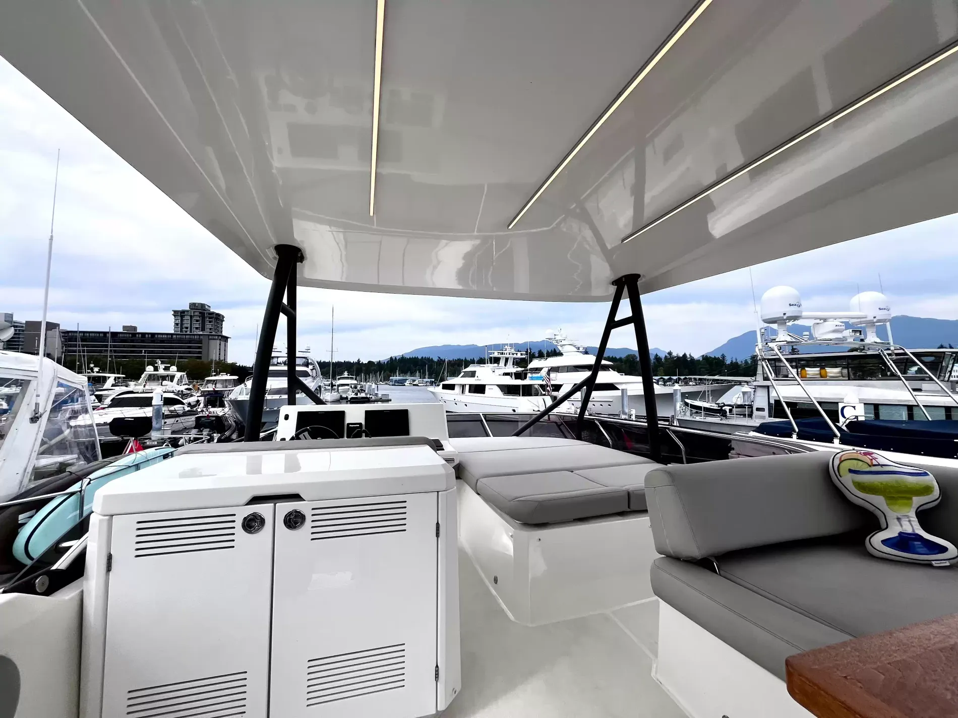 Pre-Owned 2021 Prestige yachts 520 Fly for Sale | Vancouver, BC | M&P Yacht Centre | 6a89202d2ef704f9af004a81
