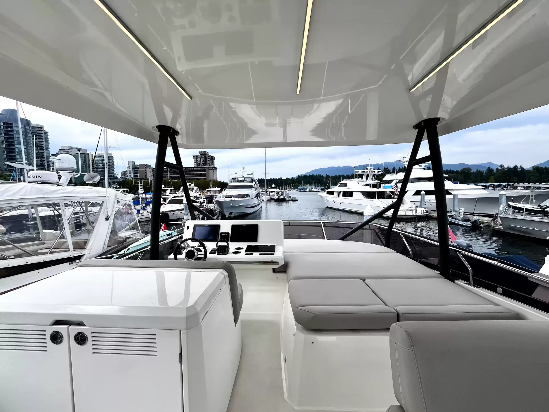 Pre-Owned 2021 Prestige yachts 520 Fly for Sale | Vancouver, BC | M&P Yacht Centre | 6a89202d2ef704f9af004a81
