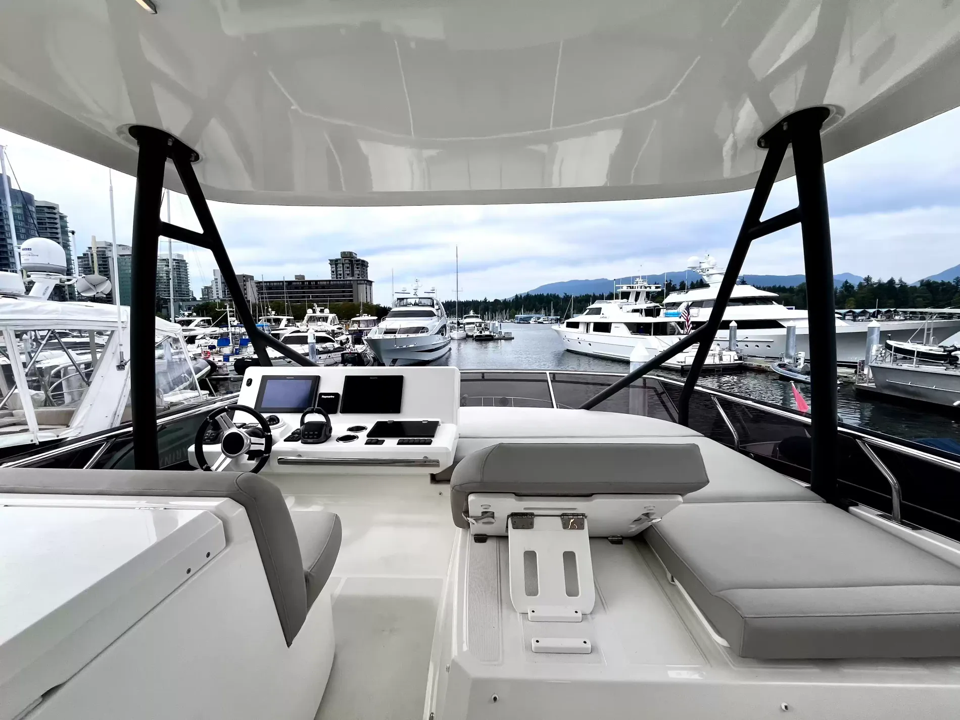 Pre-Owned 2021 Prestige yachts 520 Fly for Sale | Vancouver, BC | M&P Yacht Centre | 6a89202d2ef704f9af004a81
