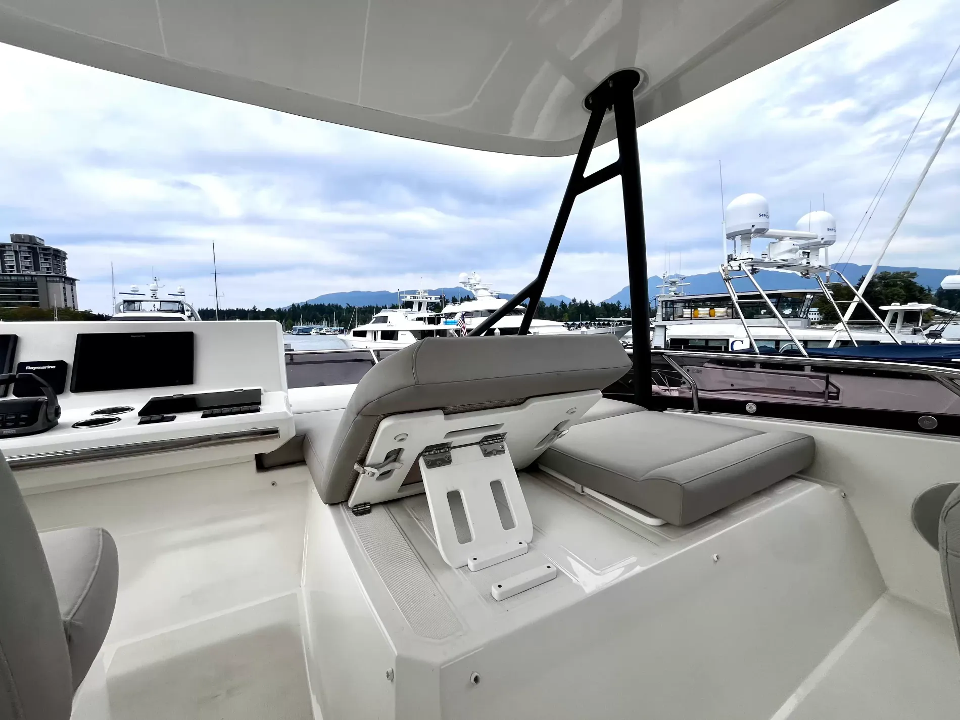 Pre-Owned 2021 Prestige yachts 520 Fly for Sale | Vancouver, BC | M&P Yacht Centre | 6a89202d2ef704f9af004a81