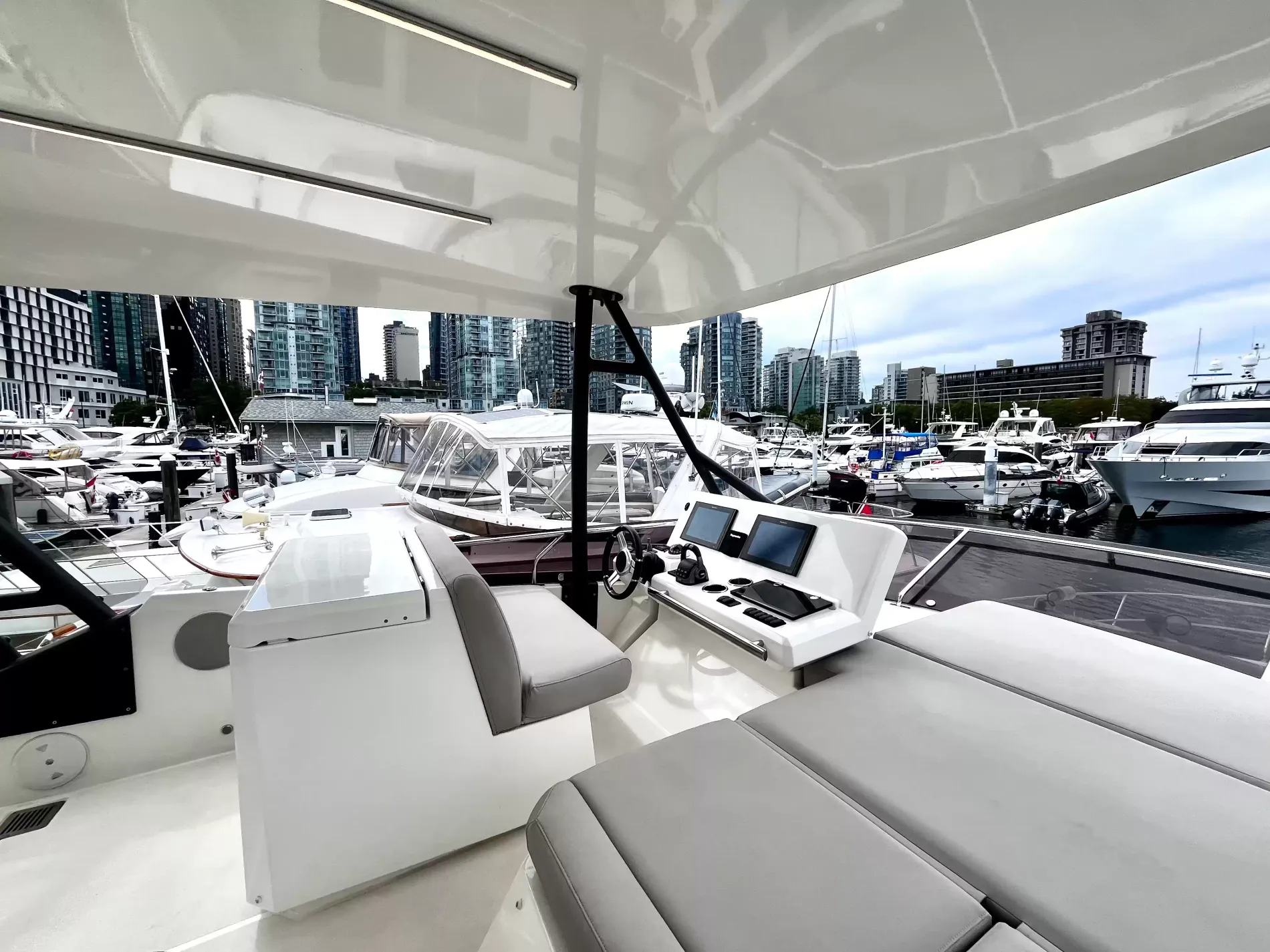 Pre-Owned 2021 Prestige yachts 520 Fly for Sale | Vancouver, BC | M&P Yacht Centre | 6a89202d2ef704f9af004a81