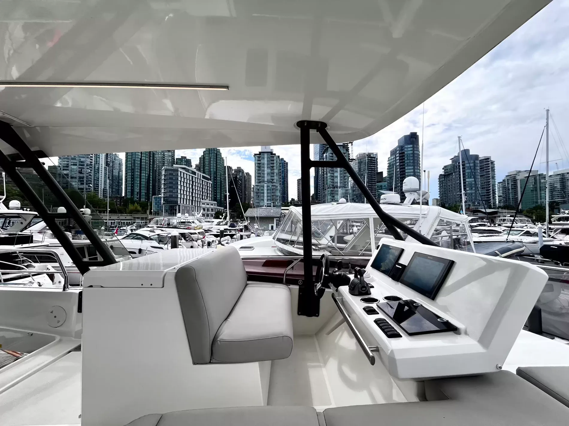 Pre-Owned 2021 Prestige yachts 520 Fly for Sale | Vancouver, BC | M&P Yacht Centre | 6a89202d2ef704f9af004a81