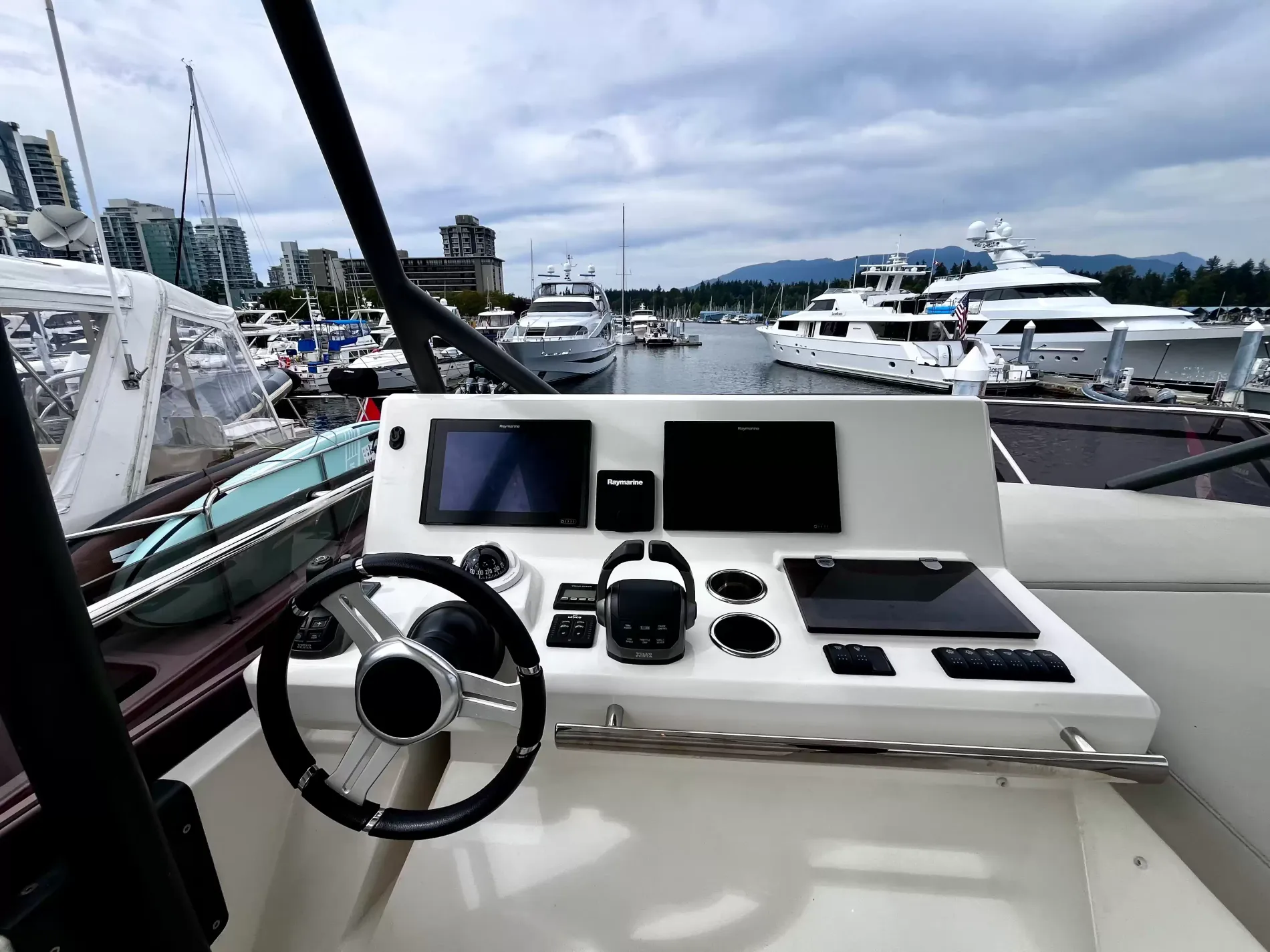 Pre-Owned 2021 Prestige yachts 520 Fly for Sale | Vancouver, BC | M&P Yacht Centre | 6a89202d2ef704f9af004a81