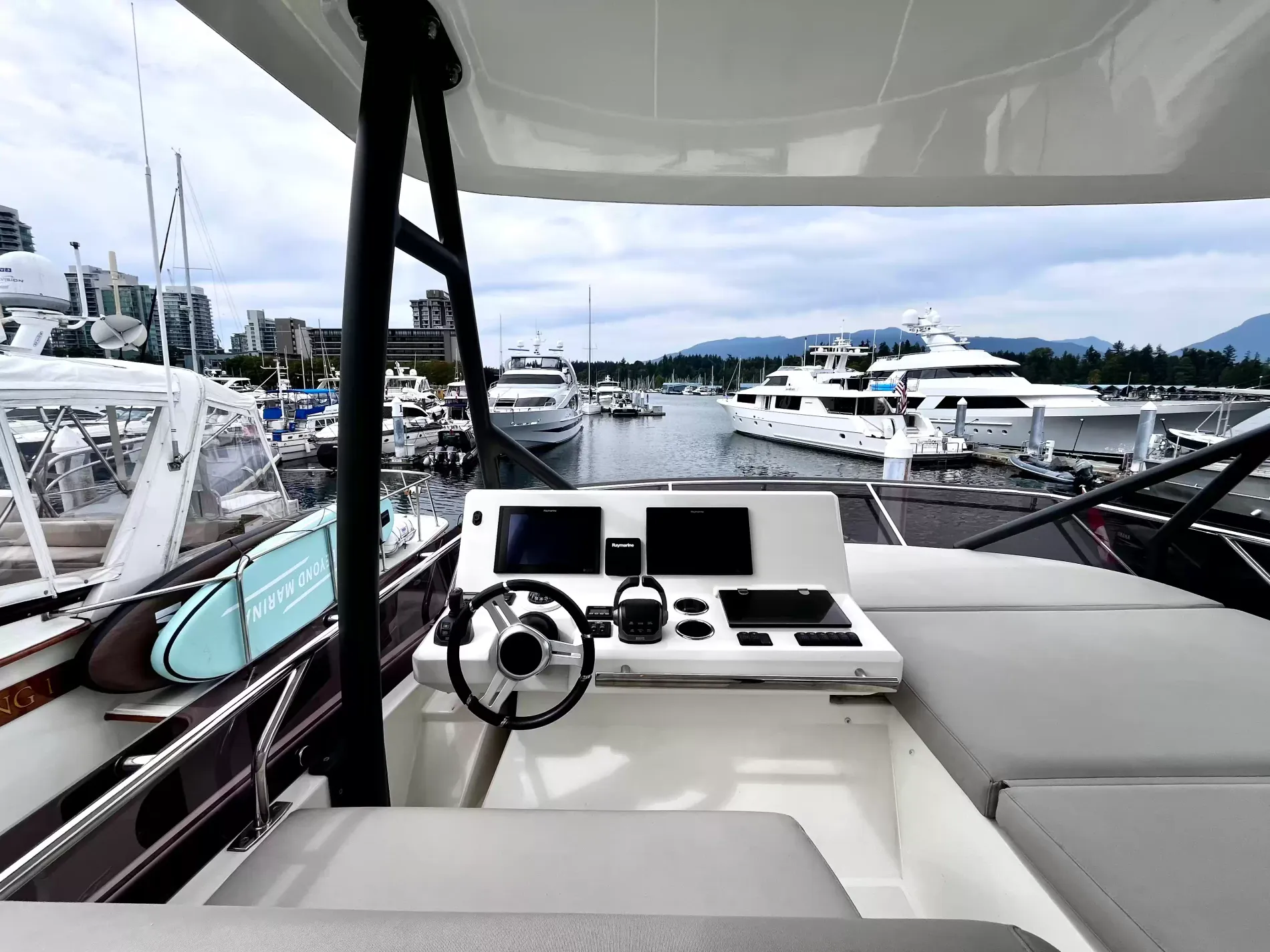 Pre-Owned 2021 Prestige yachts 520 Fly for Sale | Vancouver, BC | M&P Yacht Centre | 6a89202d2ef704f9af004a81
