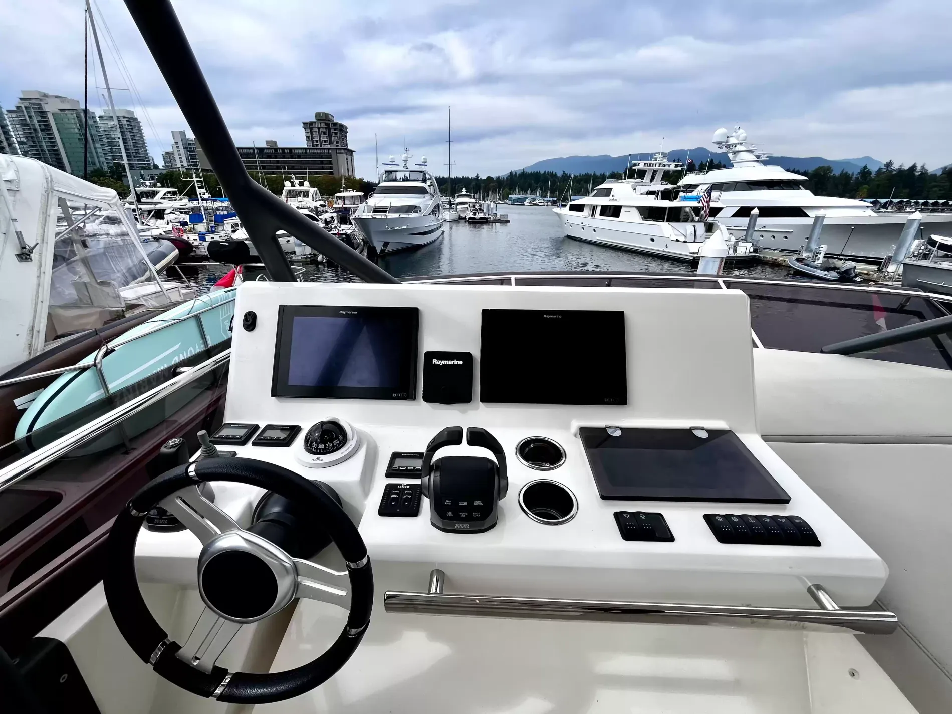 Pre-Owned 2021 Prestige yachts 520 Fly for Sale | Vancouver, BC | M&P Yacht Centre | 6a89202d2ef704f9af004a81