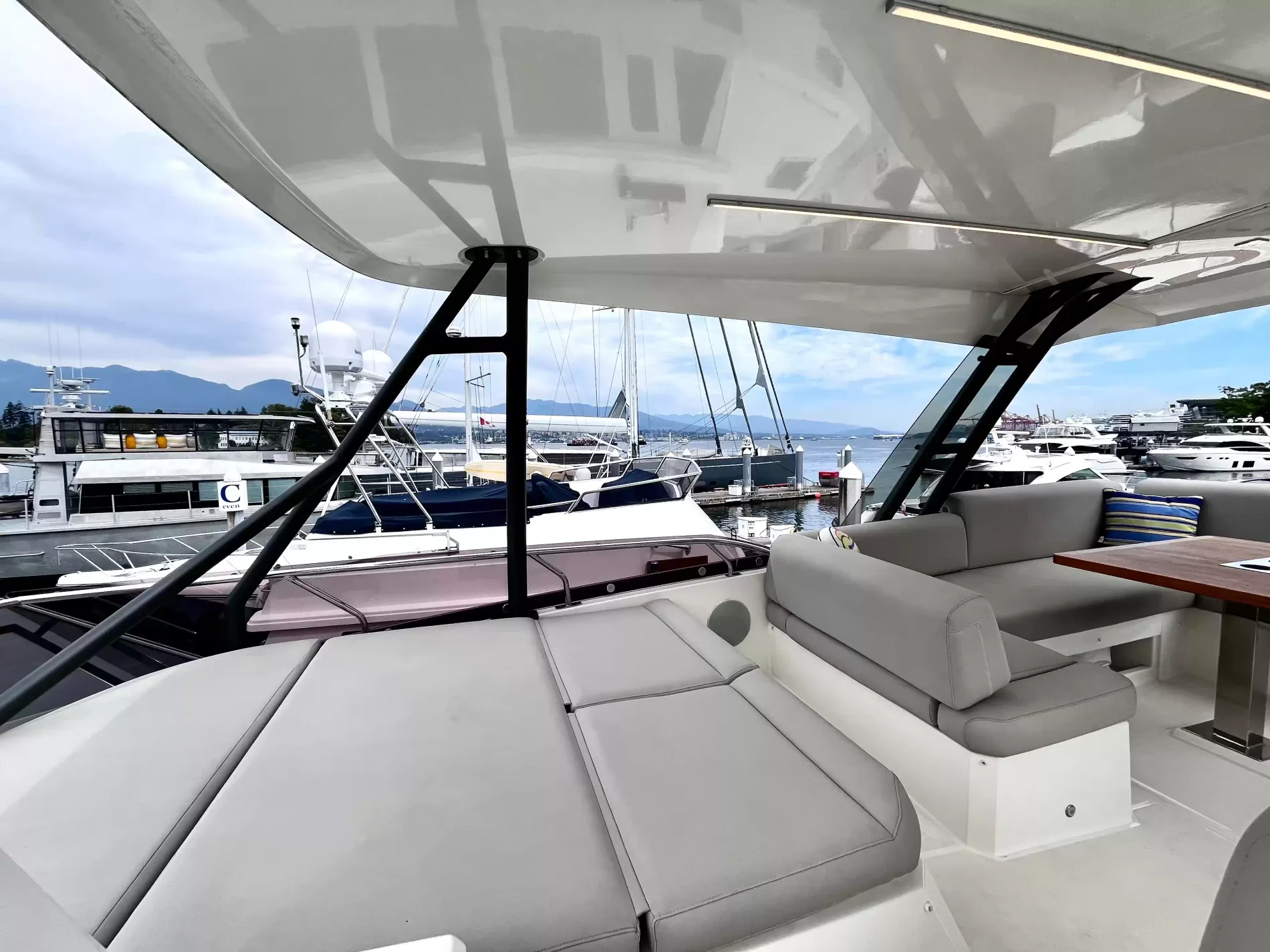 Pre-Owned 2021 Prestige yachts 520 Fly for Sale | Vancouver, BC | M&P Yacht Centre | 6a89202d2ef704f9af004a81