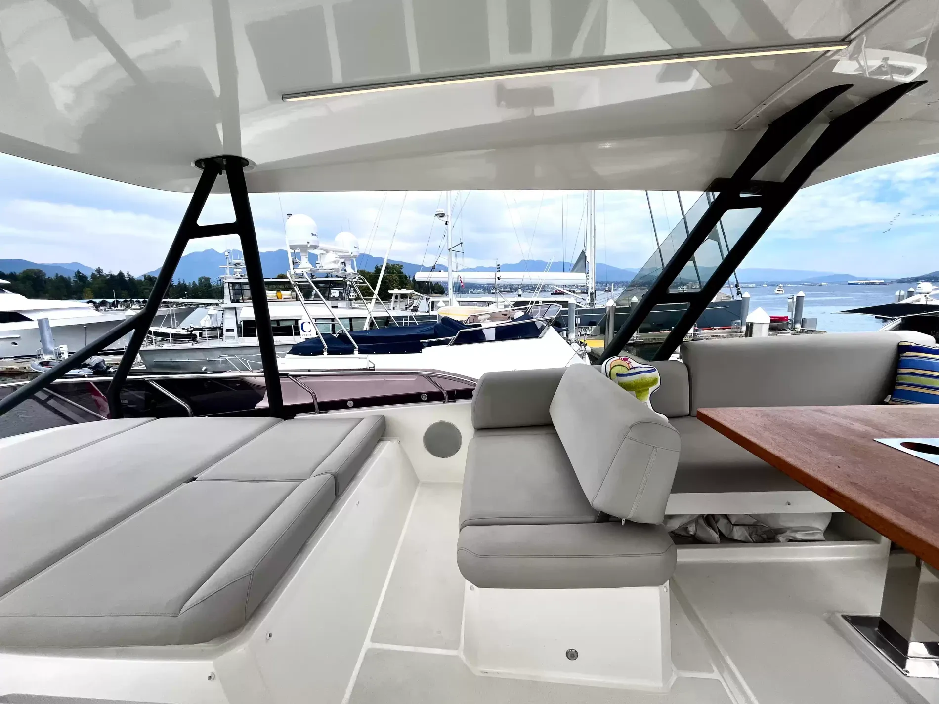 Pre-Owned 2021 Prestige yachts 520 Fly for Sale | Vancouver, BC | M&P Yacht Centre | 6a89202d2ef704f9af004a81
