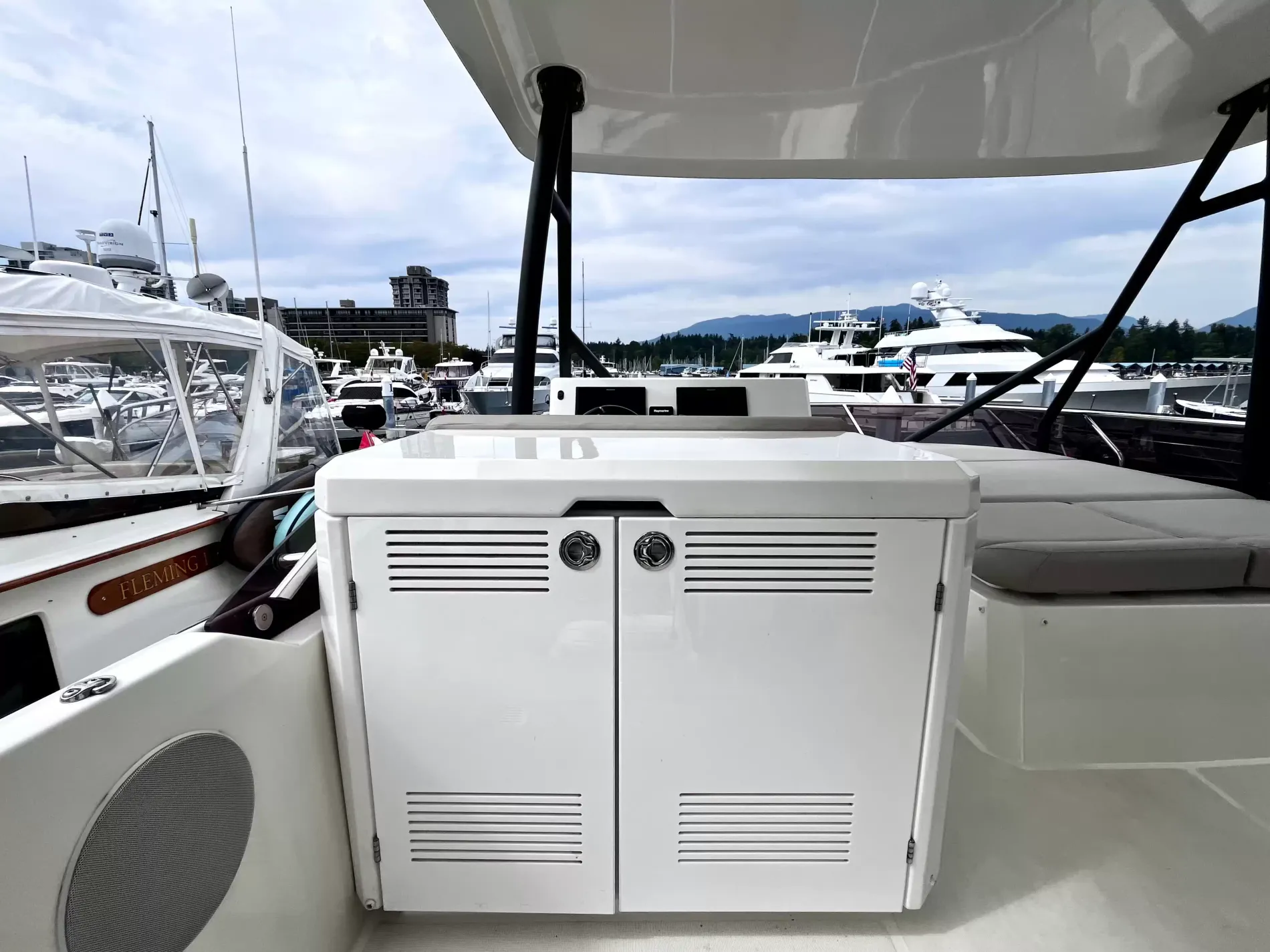 Pre-Owned 2021 Prestige yachts 520 Fly for Sale | Vancouver, BC | M&P Yacht Centre | 6a89202d2ef704f9af004a81