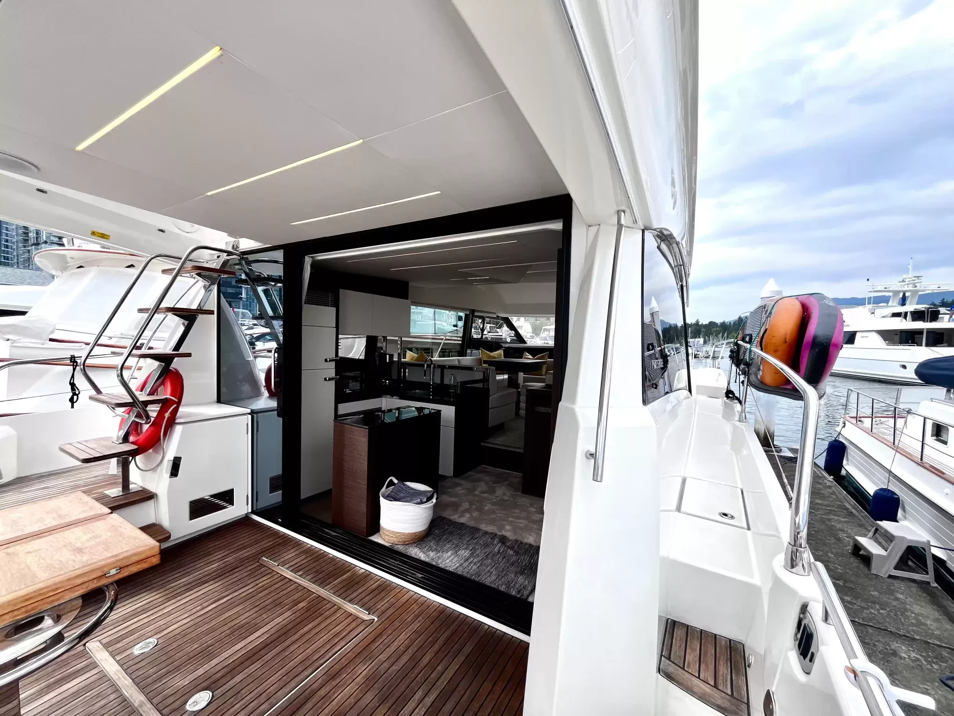 Pre-Owned 2021 Prestige yachts 520 Fly for Sale | Vancouver, BC | M&P Yacht Centre | 6a89202d2ef704f9af004a81
