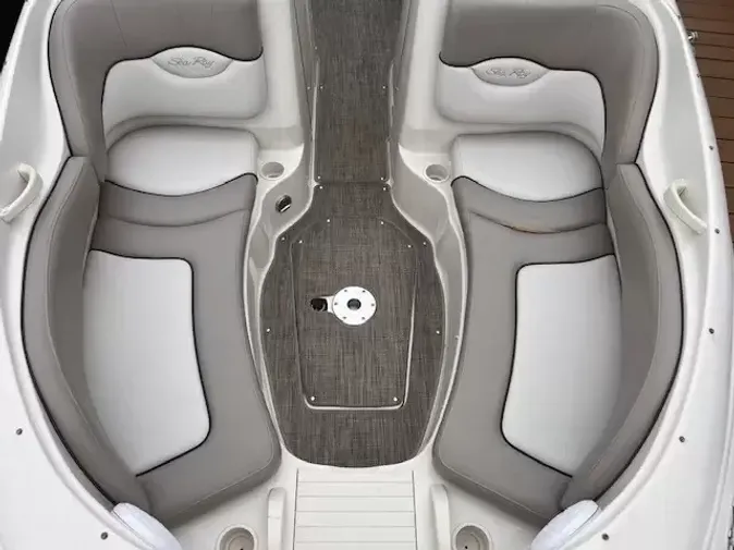 2004  Sea Ray 220 Sundeck