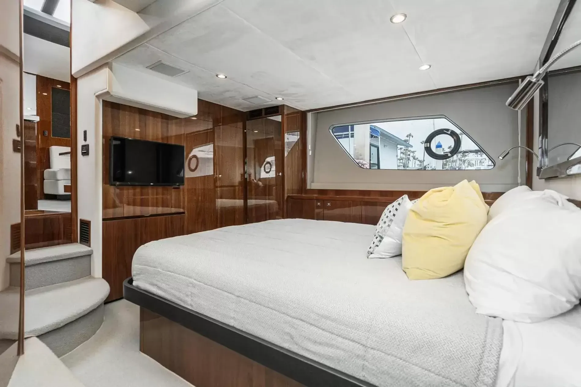 Pre-Owned 2015 Princess V52 for Sale | Vancouver, BC | M&P Yacht Centre | 6a892bed1db46488f4024a83