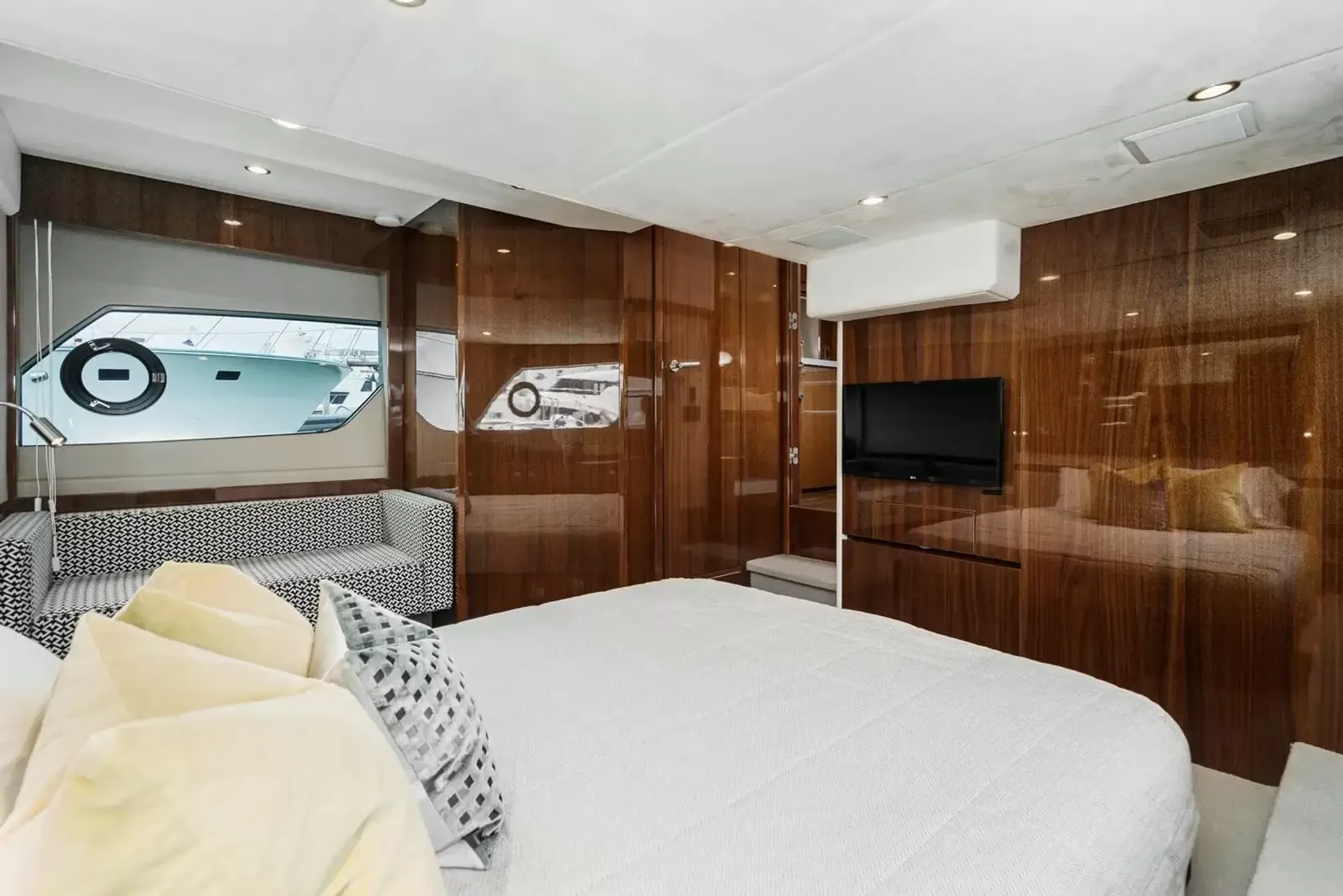 Pre-Owned 2015 Princess V52 for Sale | Vancouver, BC | M&P Yacht Centre | 6a892bed1db46488f4024a83