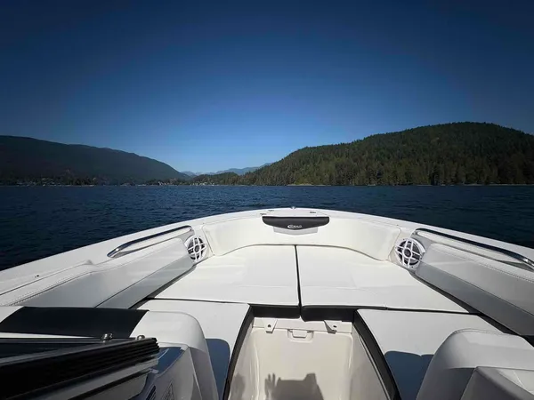 2027 Robalo R207-5
