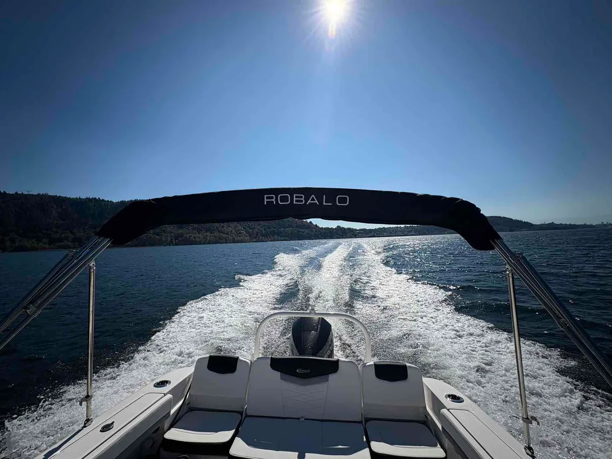 2027 Robalo R207-7