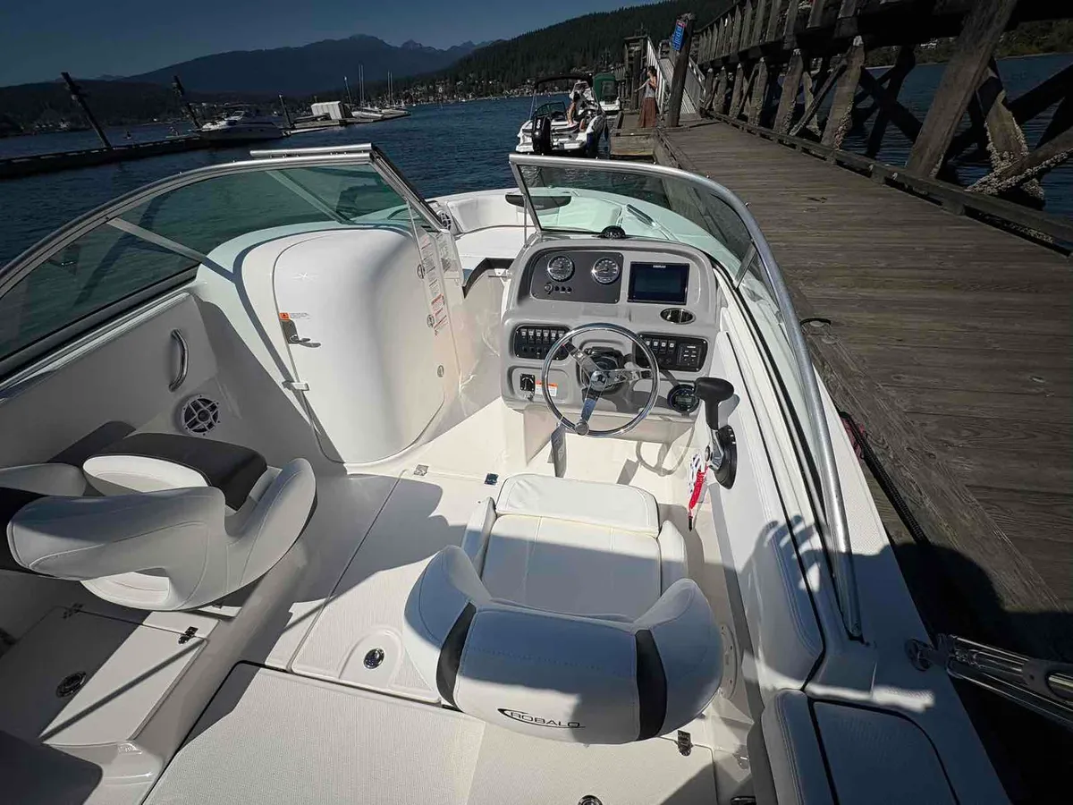 2027 Robalo R207-4