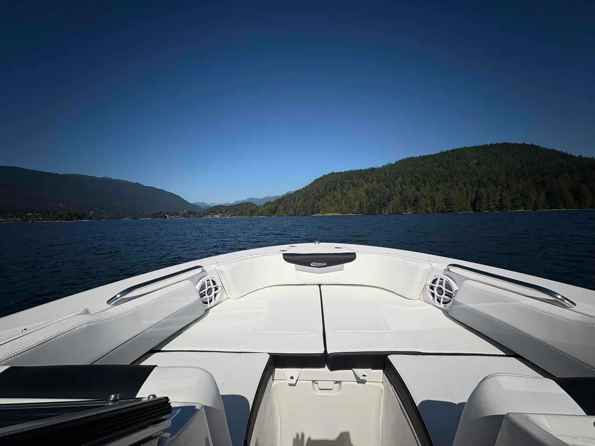 2027 Robalo R207-6