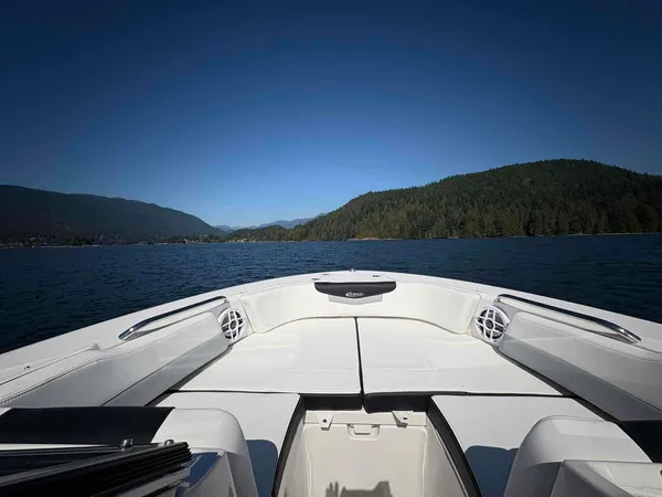 2027 Robalo R207-6