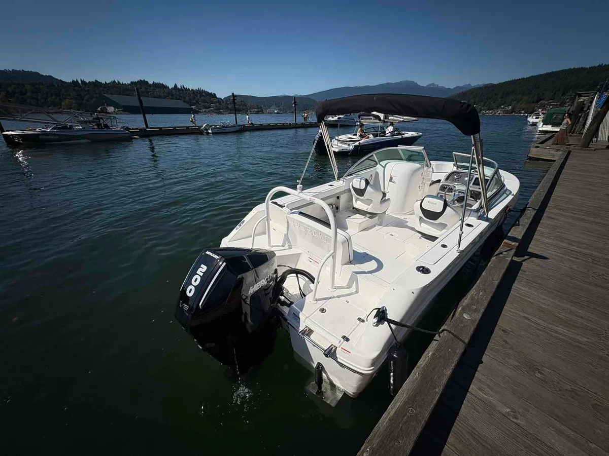 2027 Robalo R207-2