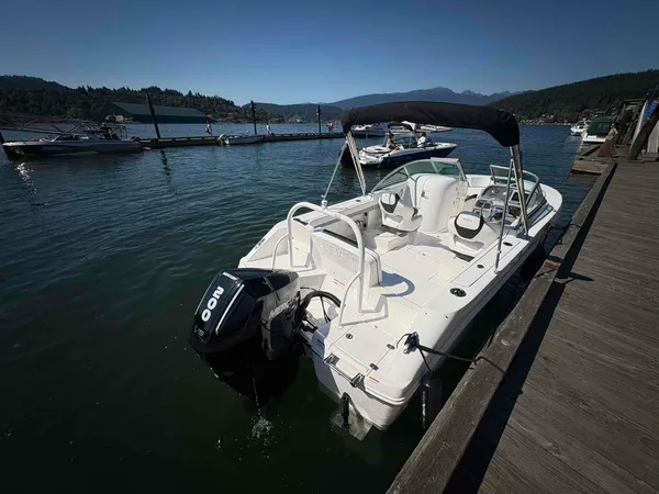 2027 Robalo R207-2