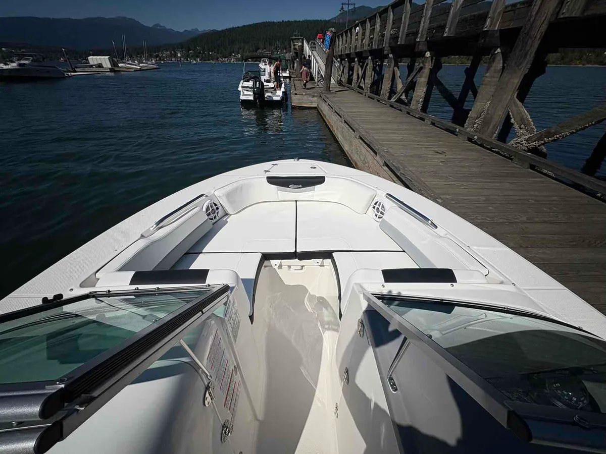 2027 Robalo R207-3