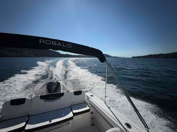 2027 Robalo R207-8