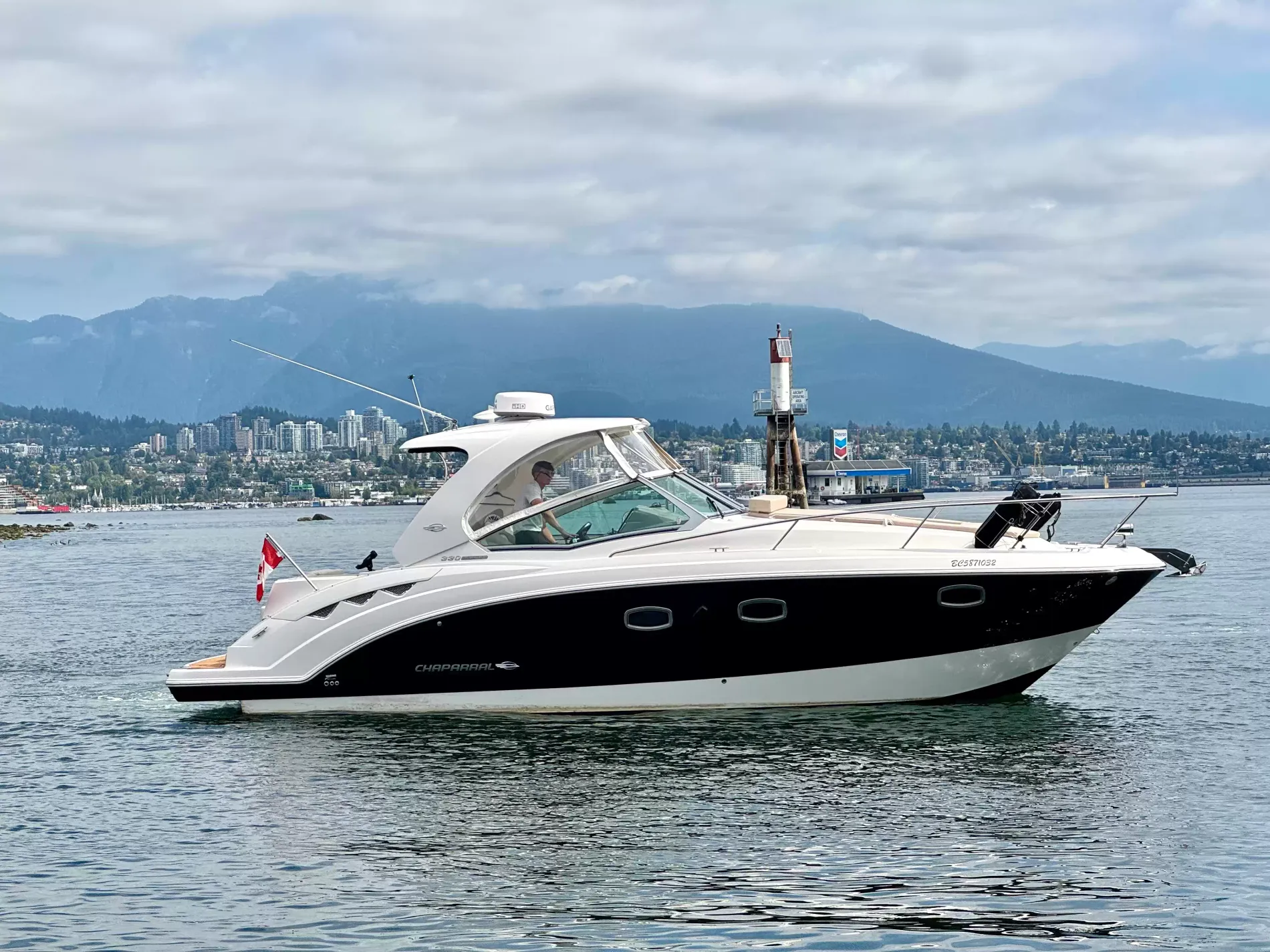 Pre-Owned 2018 Chaparral 330 Signature for Sale | Vancouver, BC | M&P Yacht Centre | 6a912cb785f8ff06d0058ff4