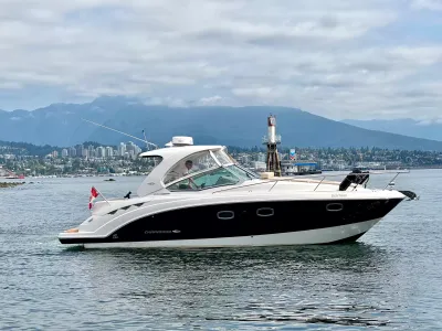 Pre-Owned 2018 Chaparral 330 Signature for Sale | Vancouver, BC | M&P Yacht Centre | 6a912cb785f8ff06d0058ff4