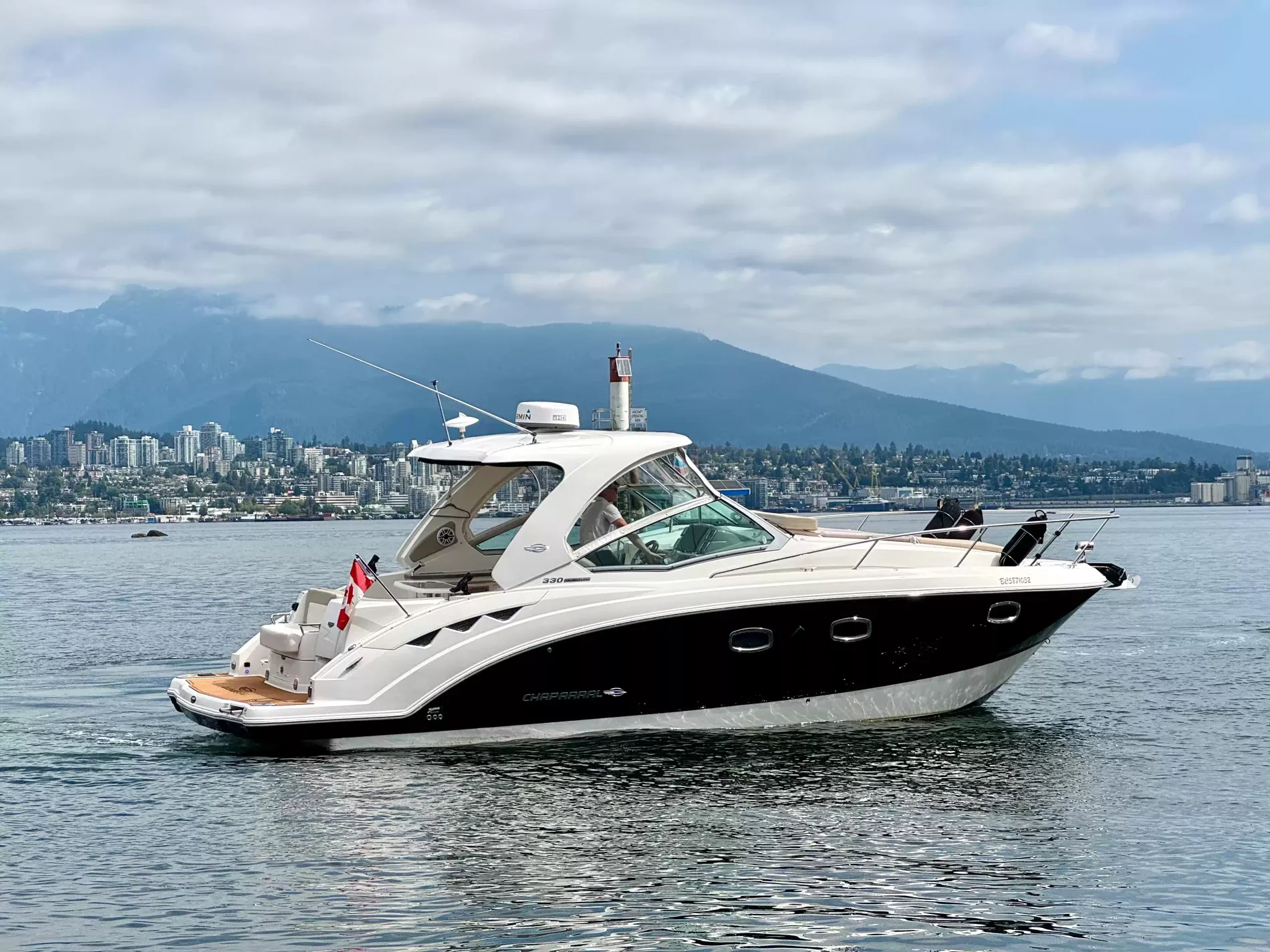 Pre-Owned 2018 Chaparral 330 Signature for Sale | Vancouver, BC | M&P Yacht Centre | 6a912cb785f8ff06d0058ff4