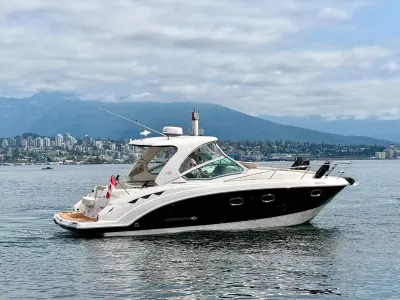 Pre-Owned 2018 Chaparral 330 Signature for Sale | Vancouver, BC | M&P Yacht Centre | 6a912cb785f8ff06d0058ff4