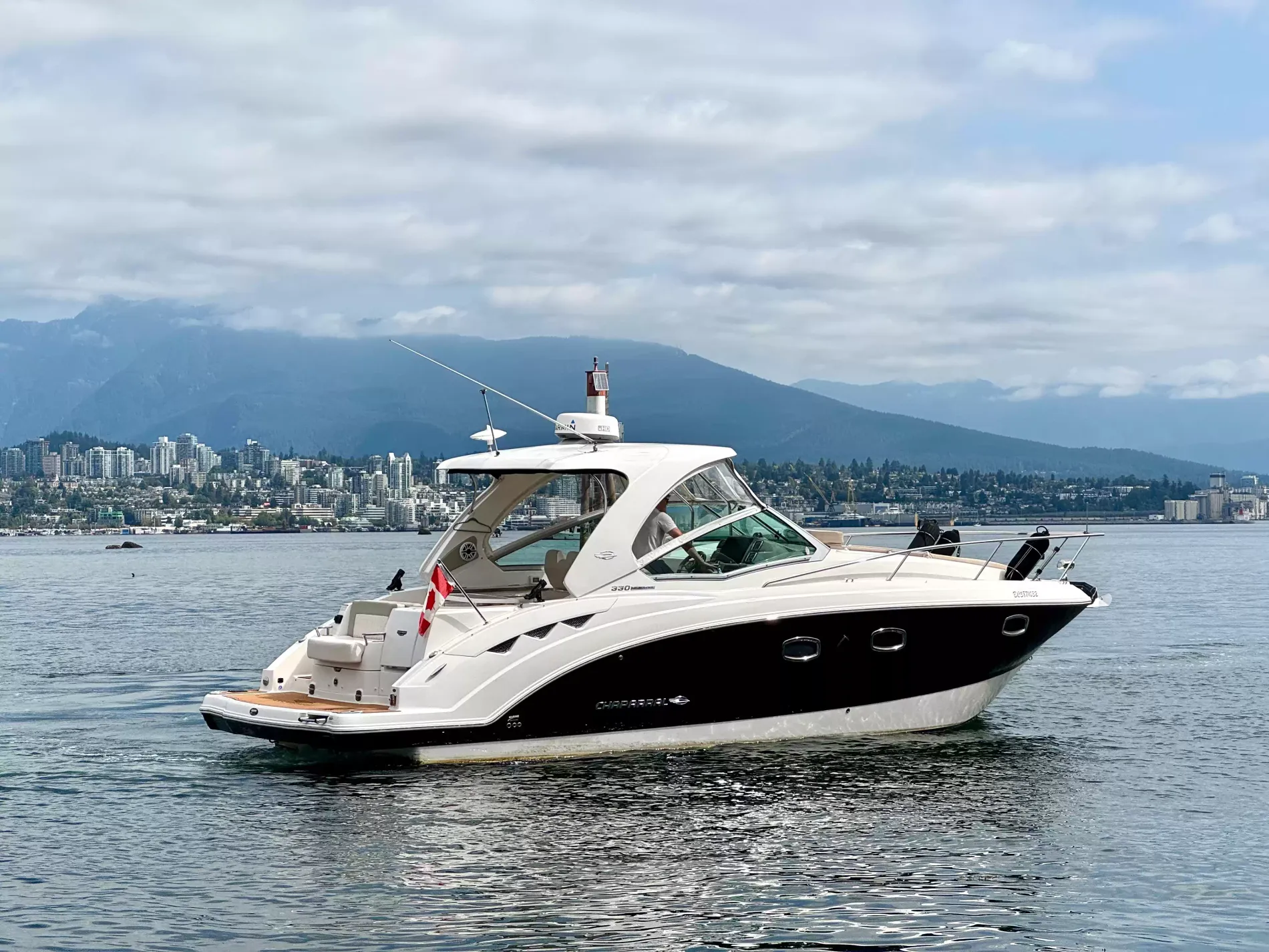 Pre-Owned 2018 Chaparral 330 Signature for Sale | Vancouver, BC | M&P Yacht Centre | 6a912cb785f8ff06d0058ff4