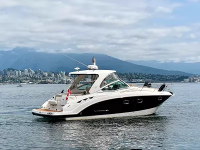 Pre-Owned 2018 Chaparral 330 Signature for Sale | Vancouver, BC | M&P Yacht Centre | 6a912cb785f8ff06d0058ff4