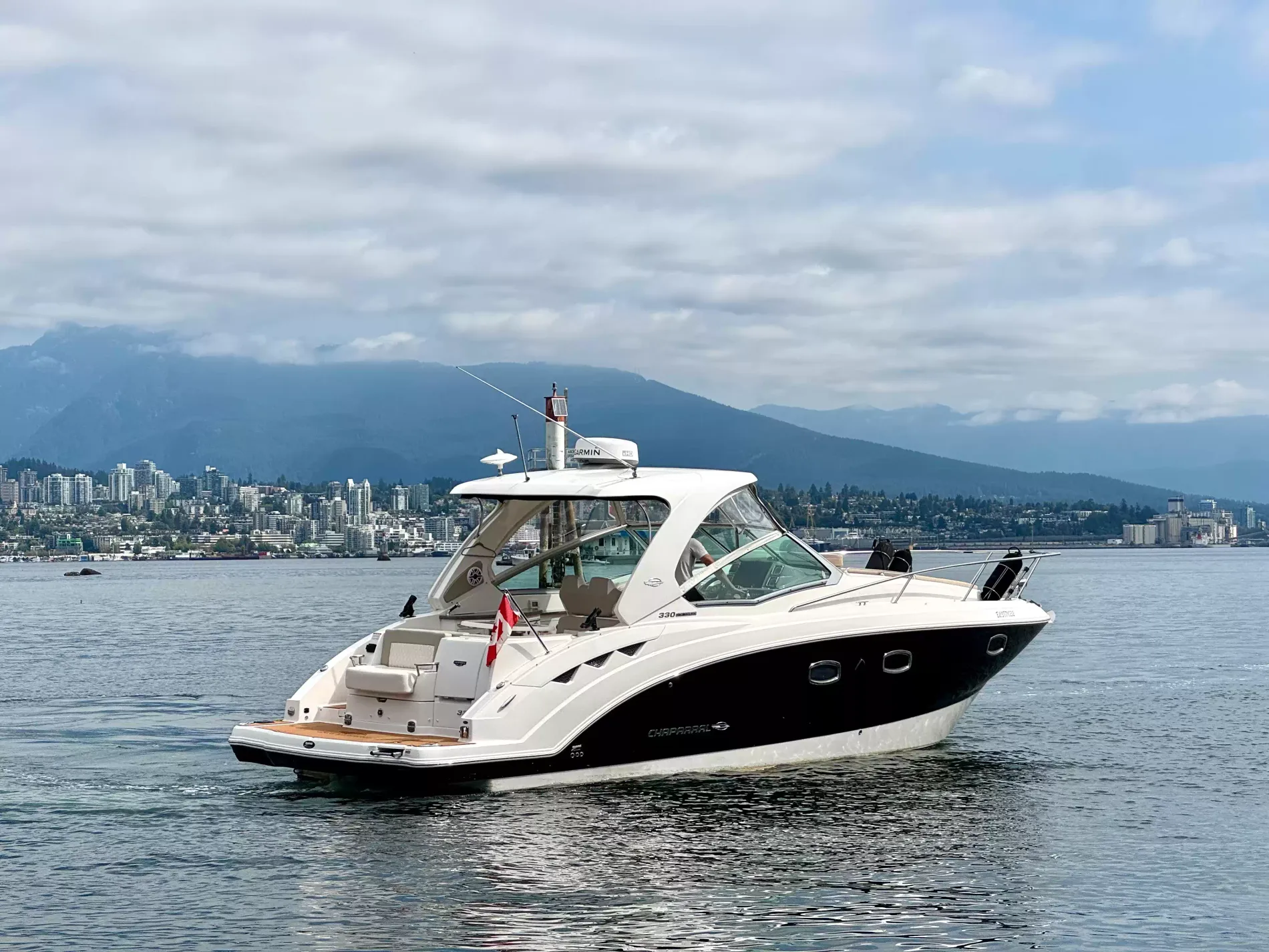 Pre-Owned 2018 Chaparral 330 Signature for Sale | Vancouver, BC | M&P Yacht Centre | 6a912cb785f8ff06d0058ff4