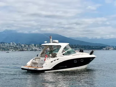 Pre-Owned 2018 Chaparral 330 Signature for Sale | Vancouver, BC | M&P Yacht Centre | 6a912cb785f8ff06d0058ff4
