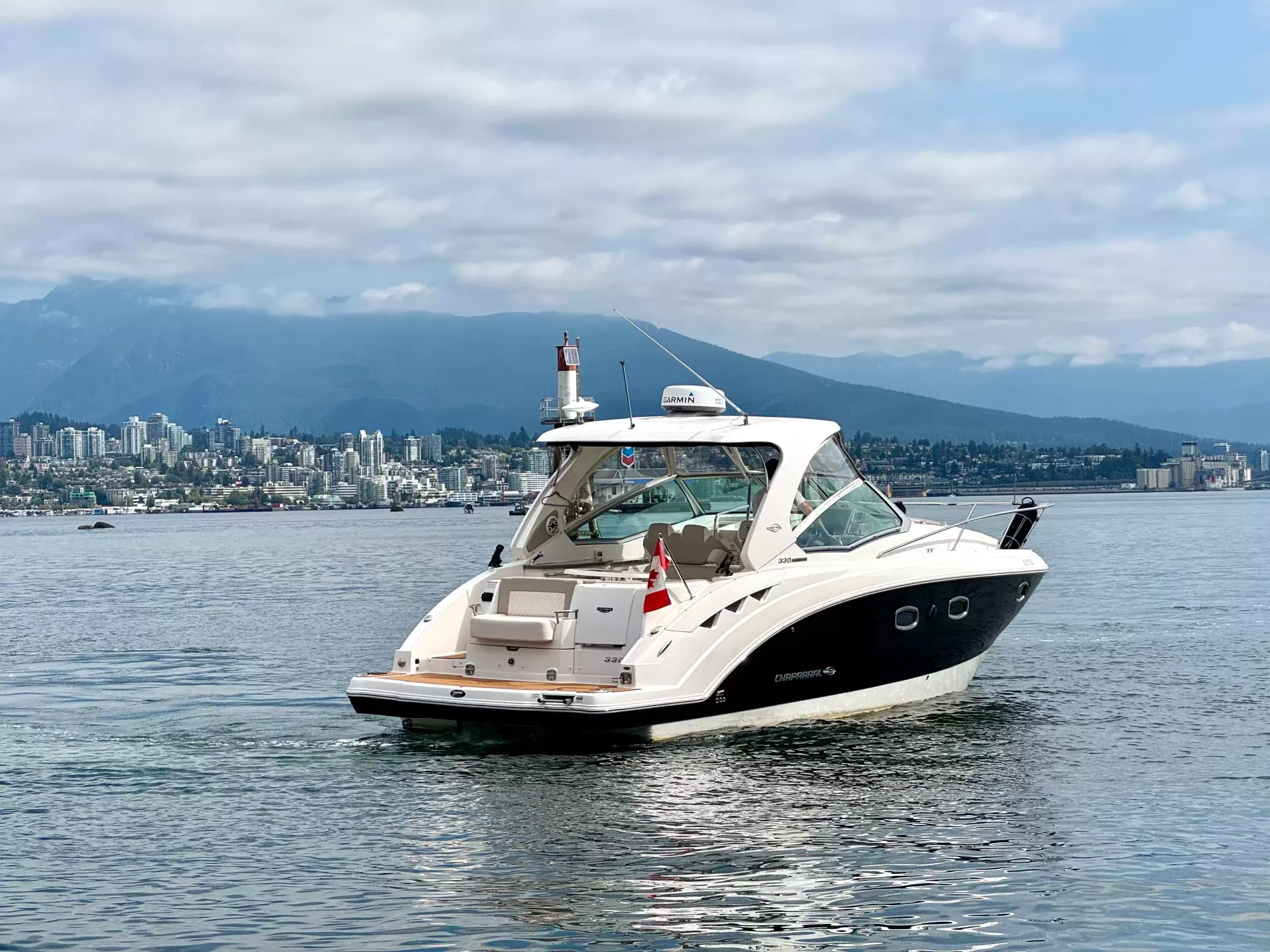 Pre-Owned 2018 Chaparral 330 Signature for Sale | Vancouver, BC | M&P Yacht Centre | 6a912cb785f8ff06d0058ff4