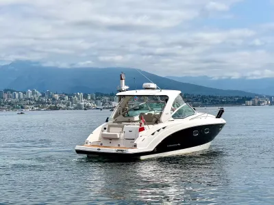 Pre-Owned 2018 Chaparral 330 Signature for Sale | Vancouver, BC | M&P Yacht Centre | 6a912cb785f8ff06d0058ff4