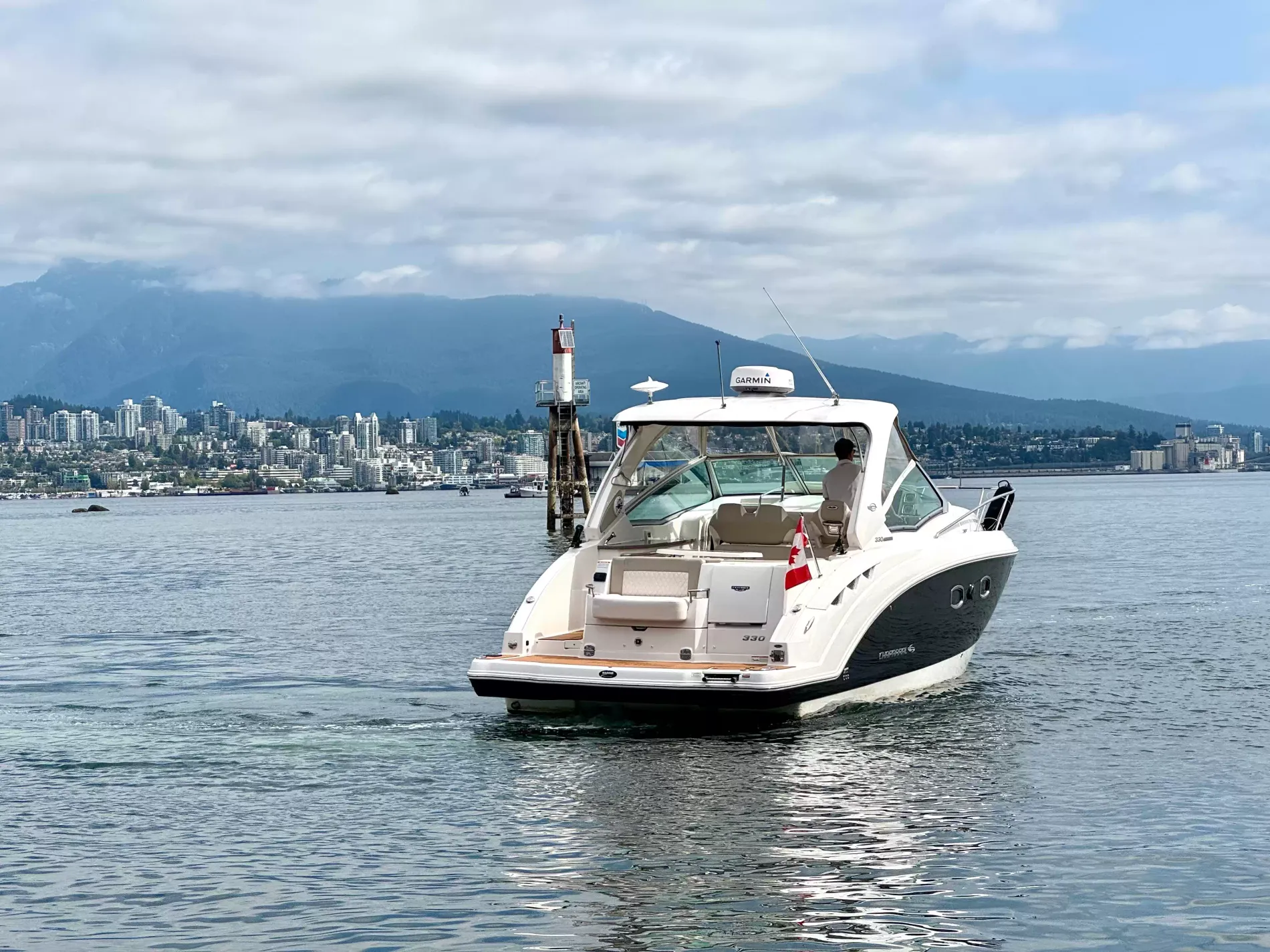 Pre-Owned 2018 Chaparral 330 Signature for Sale | Vancouver, BC | M&P Yacht Centre | 6a912cb785f8ff06d0058ff4
