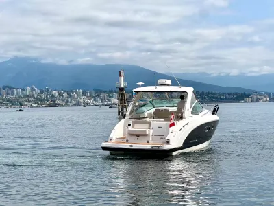 Pre-Owned 2018 Chaparral 330 Signature for Sale | Vancouver, BC | M&P Yacht Centre | 6a912cb785f8ff06d0058ff4