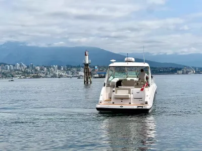 Pre-Owned 2018 Chaparral 330 Signature for Sale | Vancouver, BC | M&P Yacht Centre | 6a912cb785f8ff06d0058ff4