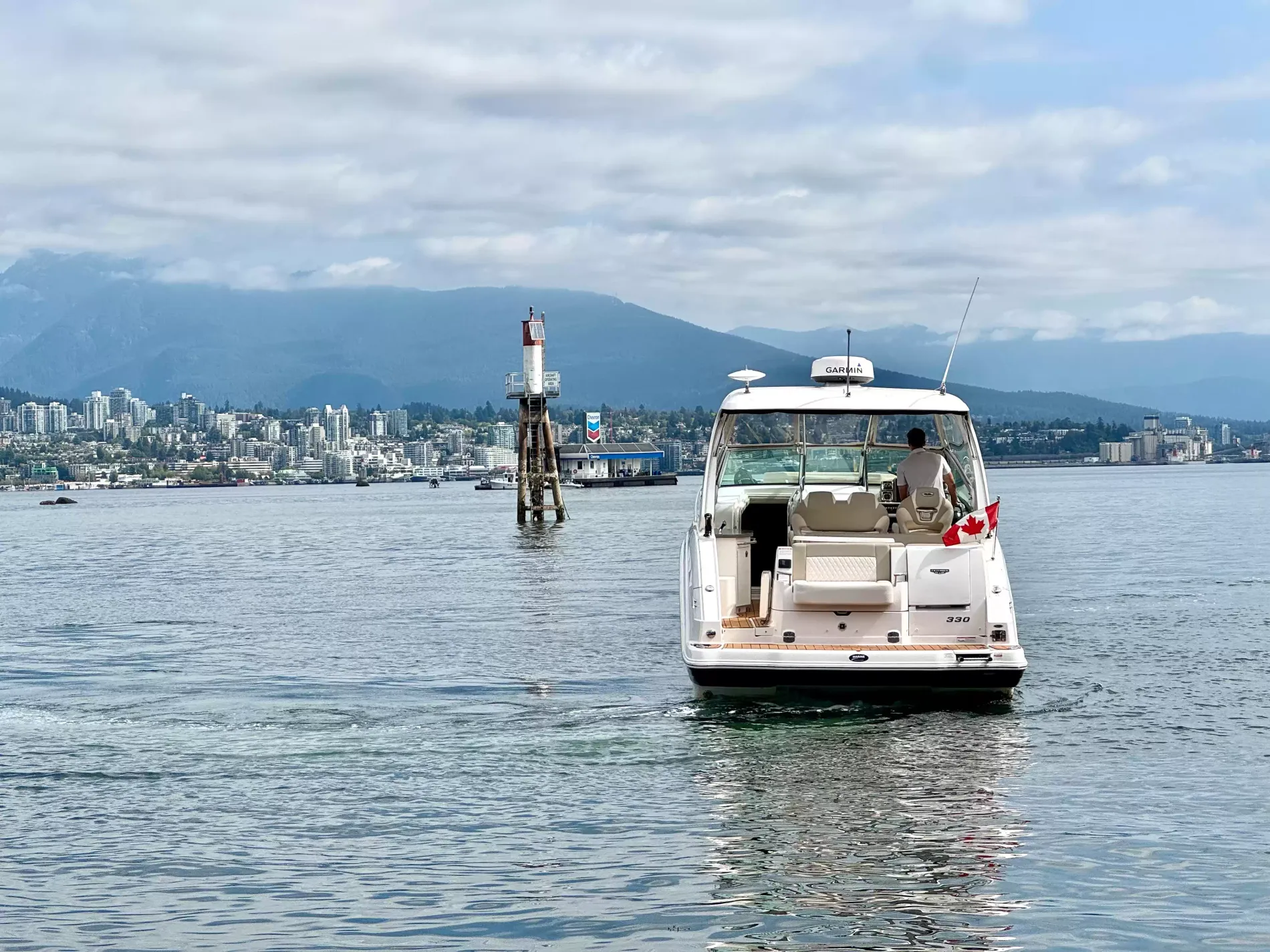 Pre-Owned 2018 Chaparral 330 Signature for Sale | Vancouver, BC | M&P Yacht Centre | 6a912cb785f8ff06d0058ff4