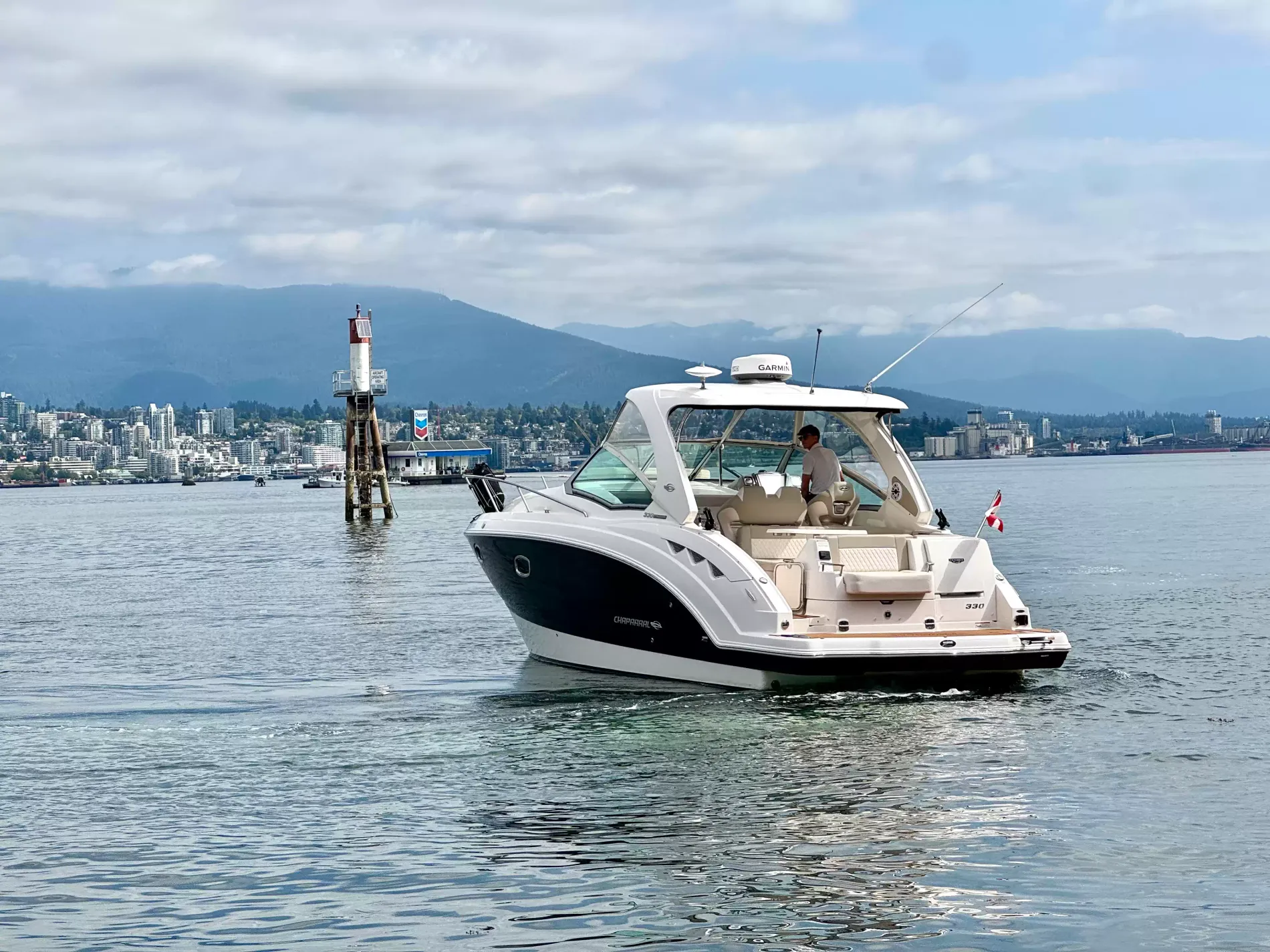 Pre-Owned 2018 Chaparral 330 Signature for Sale | Vancouver, BC | M&P Yacht Centre | 6a912cb785f8ff06d0058ff4