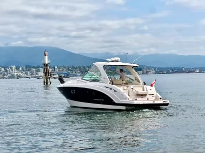 Pre-Owned 2018 Chaparral 330 Signature for Sale | Vancouver, BC | M&P Yacht Centre | 6a912cb785f8ff06d0058ff4